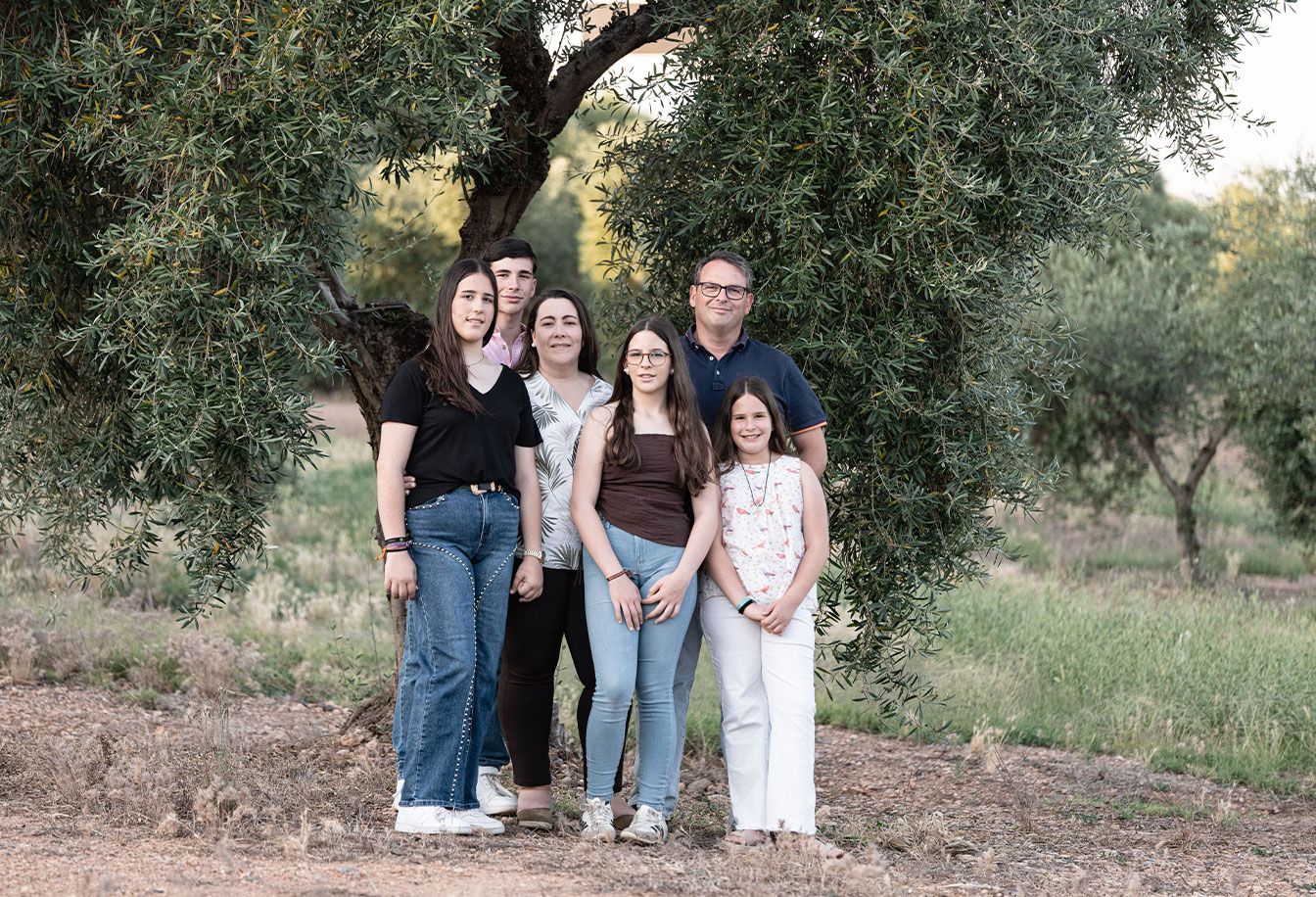 NICANORES-FAMILIA Familia Nicanores junto a un olivo en Extremadura