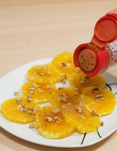 Rodajas de naranja con nueces y canela preparadas con AOVE extremeño