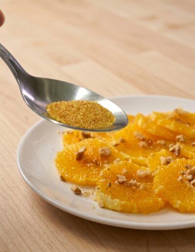 Rodajas de naranja con nueces y canela preparadas con AOVE extremeño